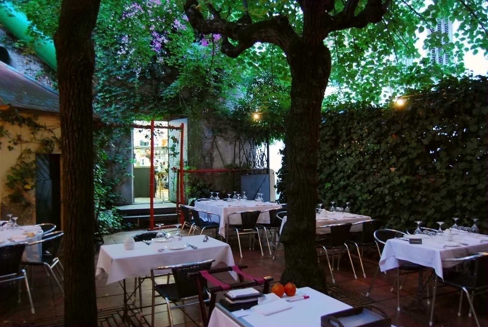 Al barri de Sarrià el restaurant amb millor valoració ens ofereix un menjador al mig d'un jardí