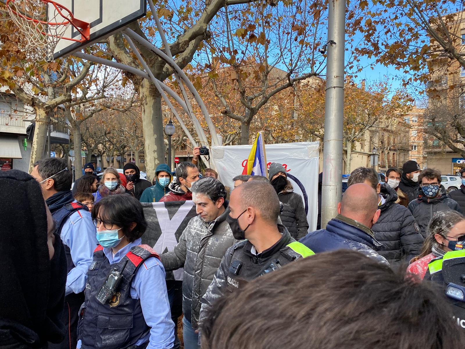 Lanzan harina a militantes de Vox en Solsona