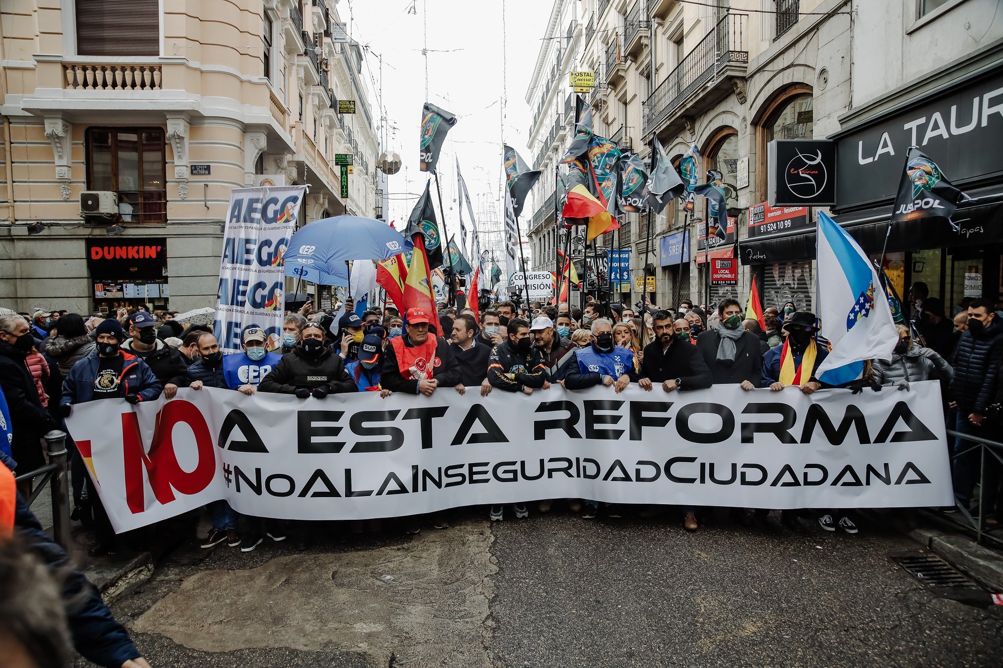 Policies i guàrdies civils pressionen Sánchez i defensen la llei mordassa
