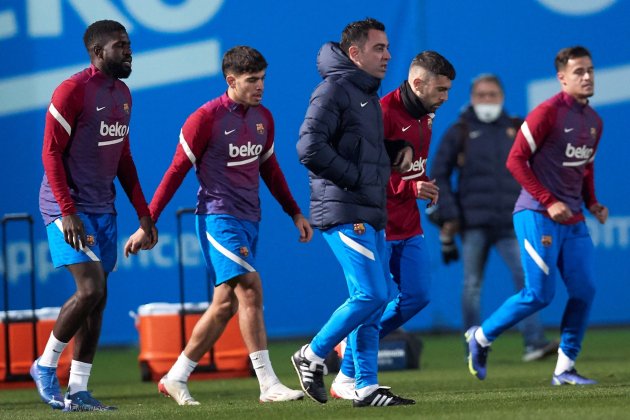 Abde Umtiti Jordi Alba Xavi Hernandez entrenamiento EFE