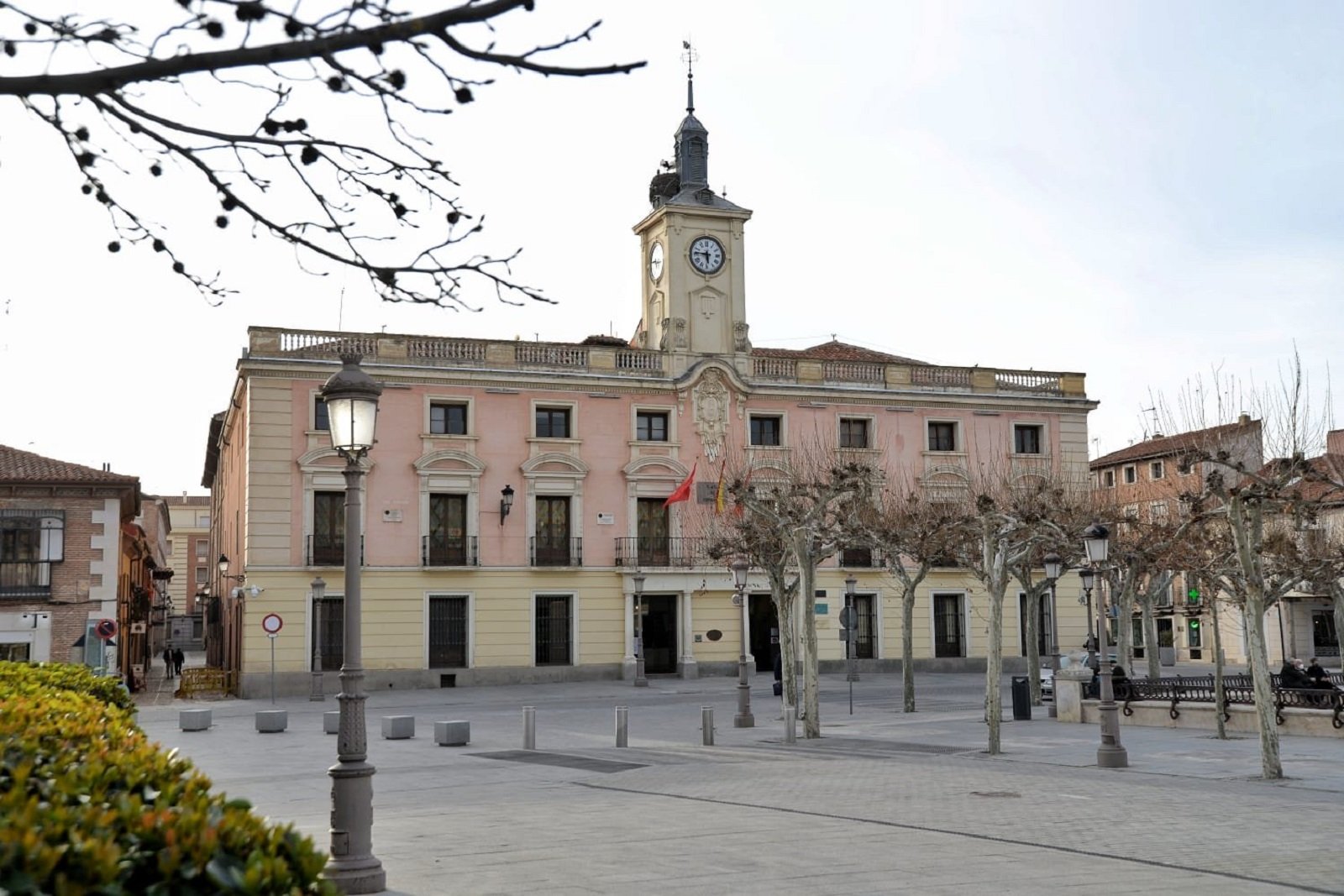 Alcalá de Henares se ríe del emérito y Vox estalla