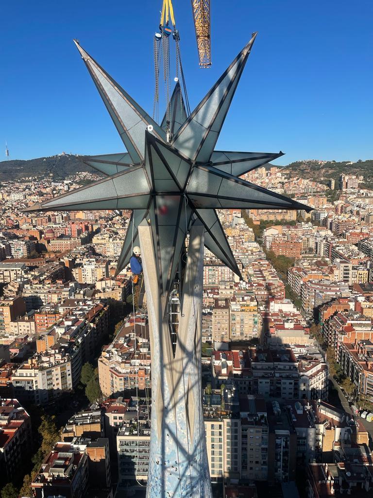 La segona torre més alta de la Sagrada Família ja està coronada