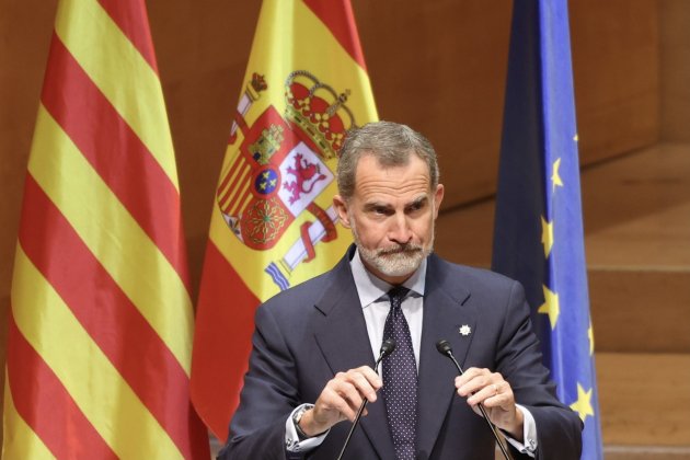 Rey Felipe VI, hablando en el atril, Acto promoción escuela judicial, auditorio de Barcelona - Sergi Alcàzar