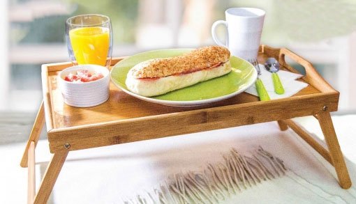 Mesa de bambu con bandeja plegable a la venta en la web de Carrefour21