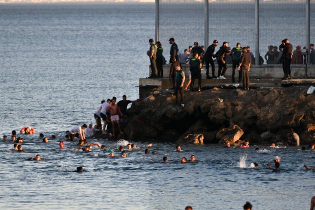 EuropaPress 3717483 personas migrantes playa tarajal 17 mayo 2021 ceuta espana espana