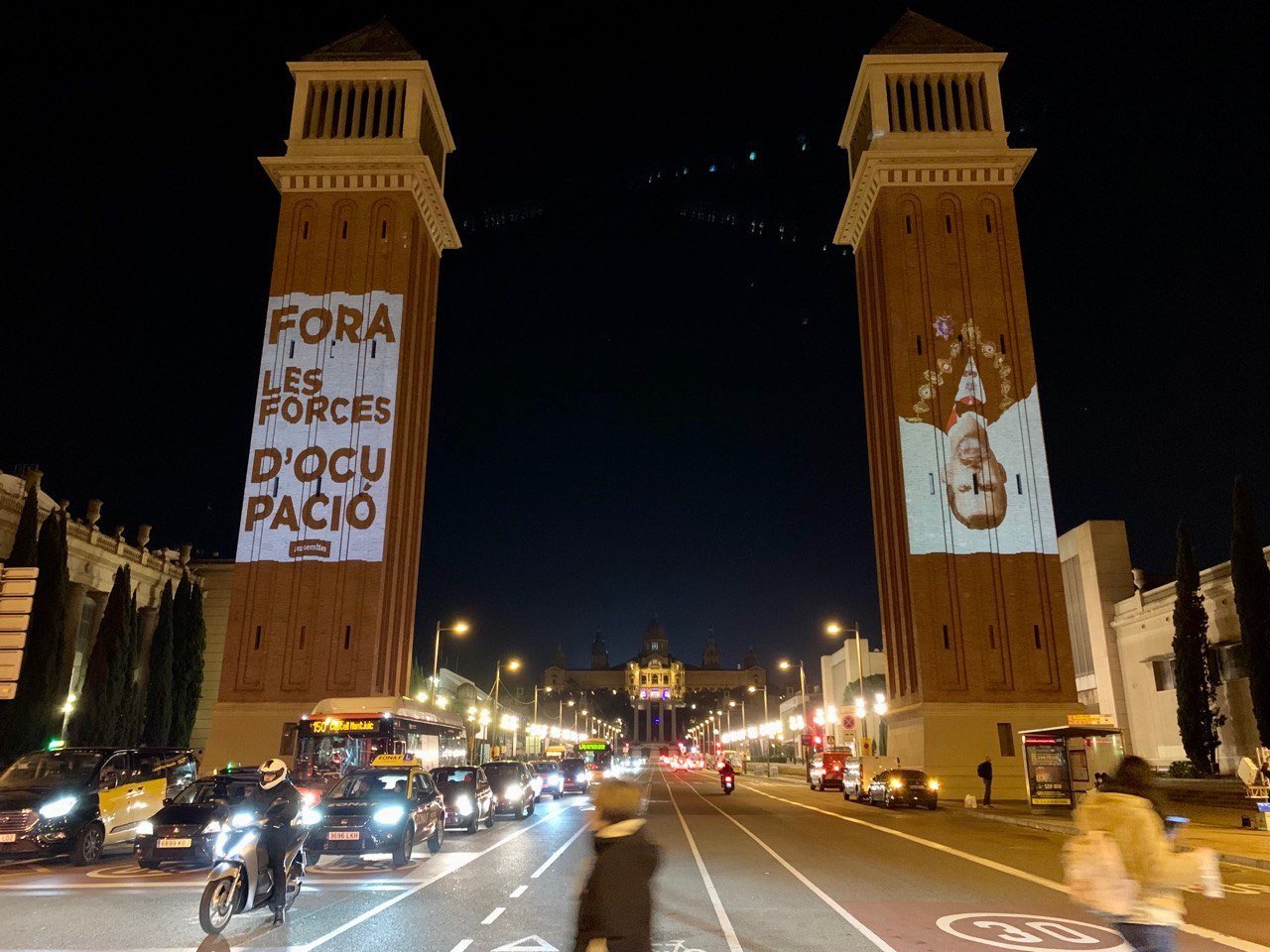 Acción sorpresa de la ANC: Felipe VI aparece boca abajo en las Torres Venecianas