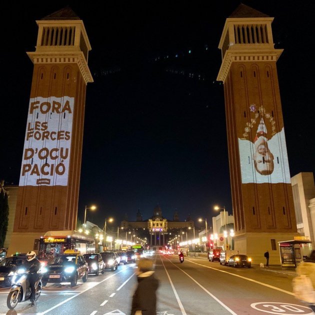 Acció sorpresa de l'ANC: Felip VI apareix cap per avall a les Torres Venecianes