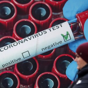 coronavirus test mujer cartel efe