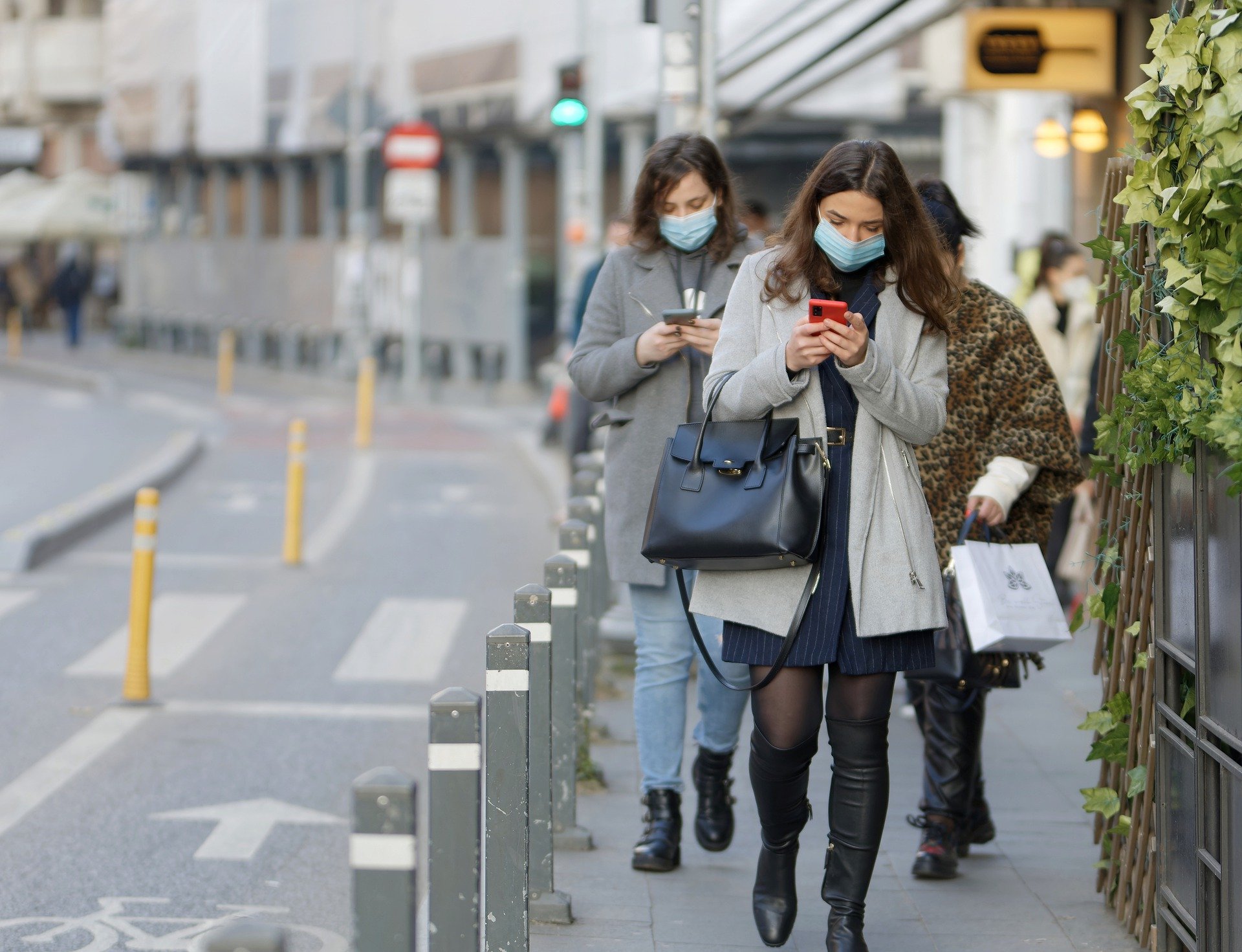 Andorra vuelve a la mascarilla en el exterior y cierra el ocio nocturno