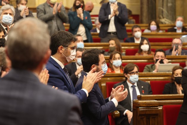 El president de la Generalitat, Pere Aragonès y el vicepresident, jordi Puigneró, aplauden, sesión de control, Ple del Parlament - Sergi Alcàzar