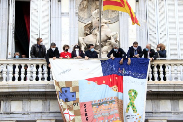 Ajuntament de Barcelona, Govern, desplegan tapiz memorial lucha contra el sida - ACN