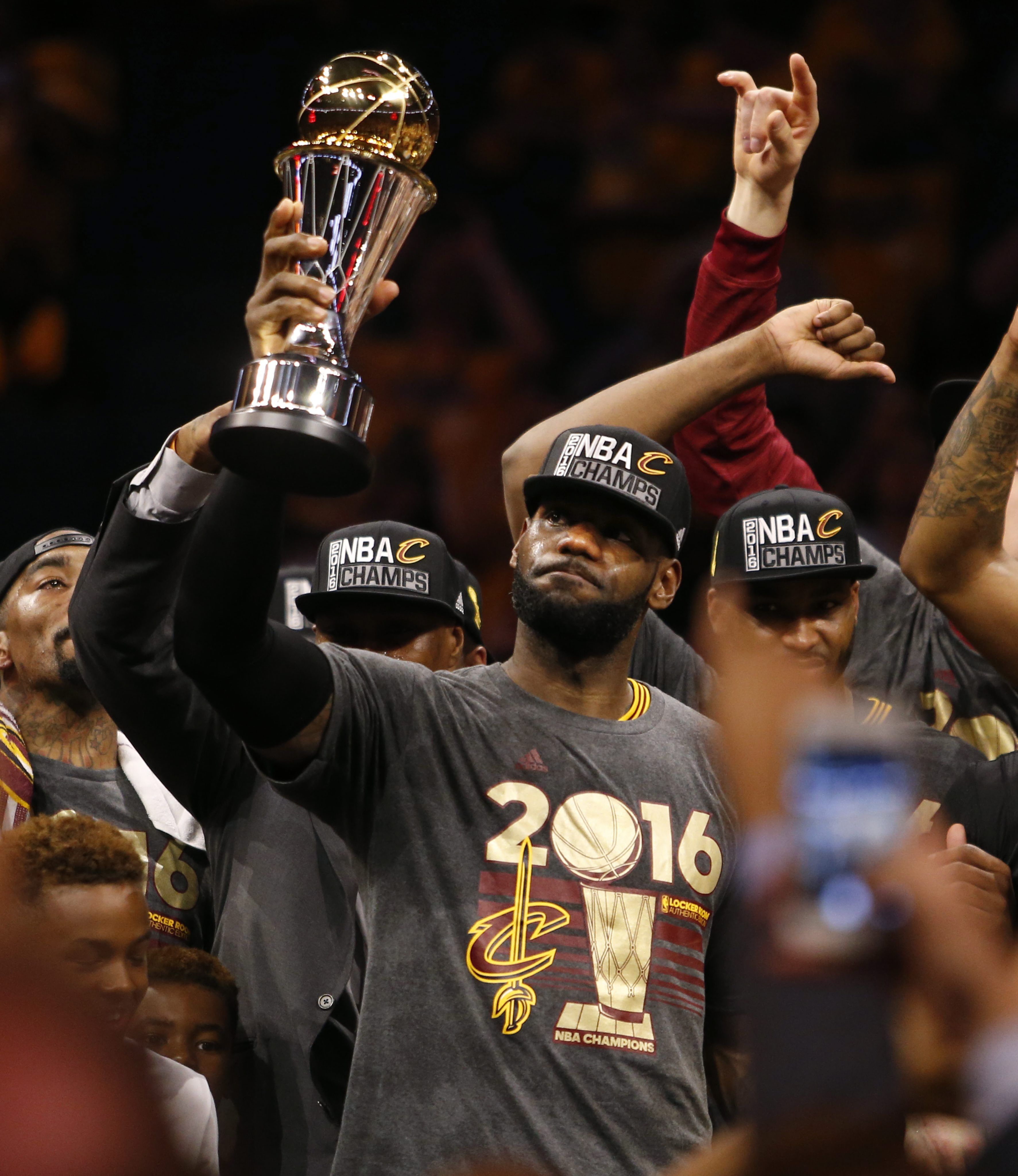 Los Cavaliers de LeBron James ganan la NBA (89-93)