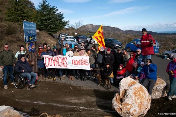 voluntarios frontera cuello|garganta banyols catalunya norte acn- artemi bellés