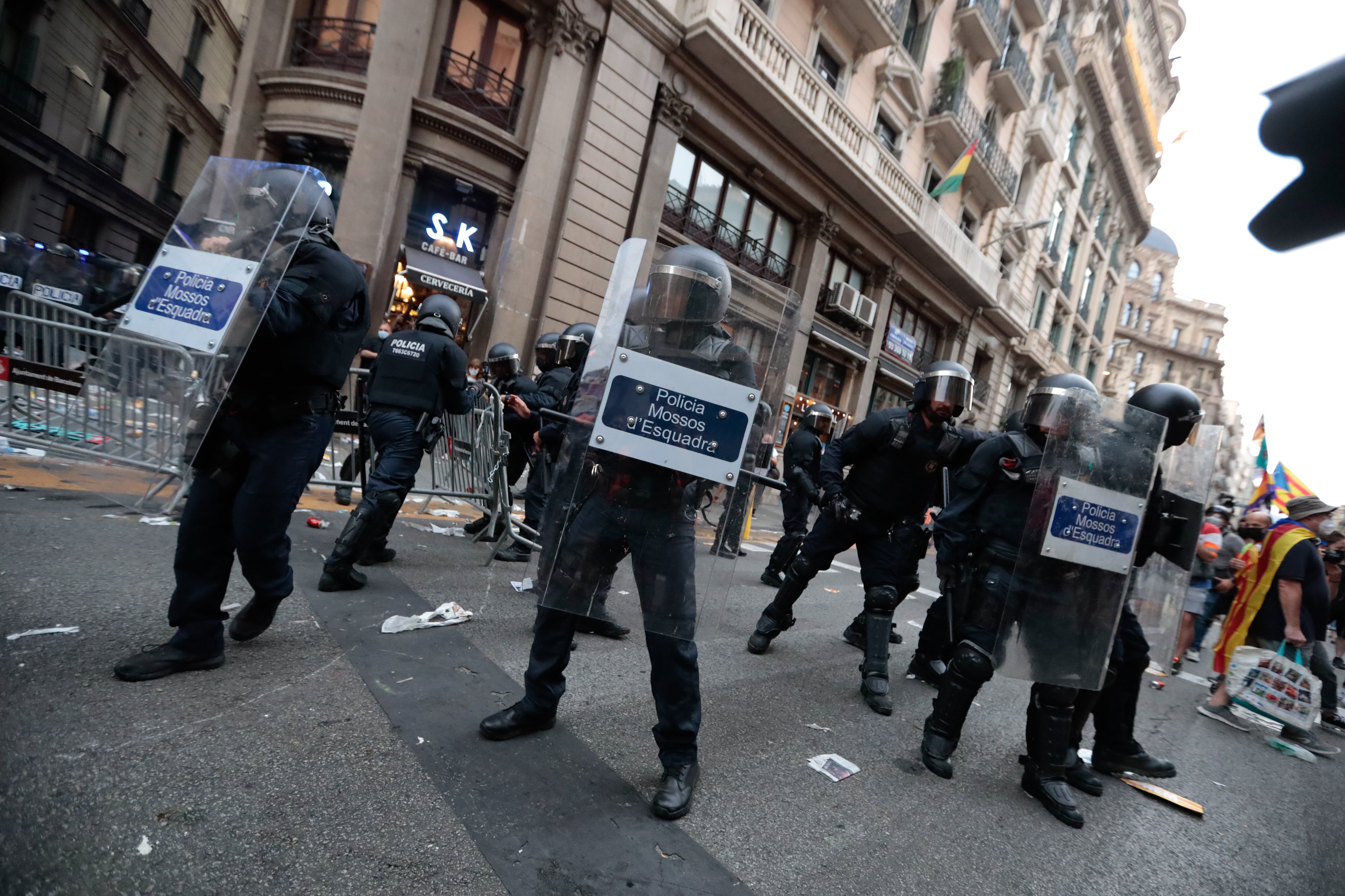 Condemnat un manifestant a 6 mesos de presó per llançar una tanca a un mosso sense ferir-lo