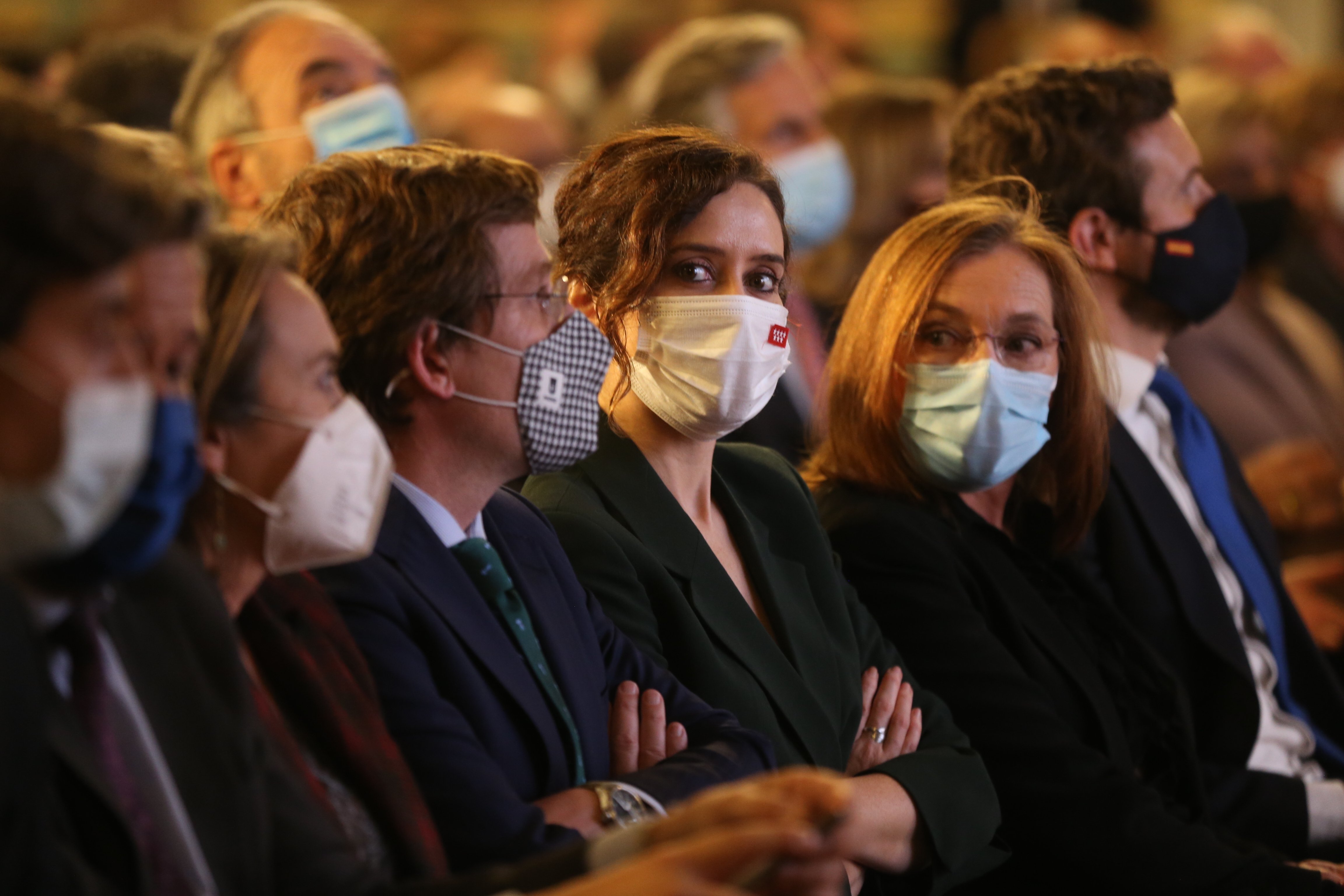 La tensió al PP creix: Ayuso fa la cobra a Casado davant Rajoy