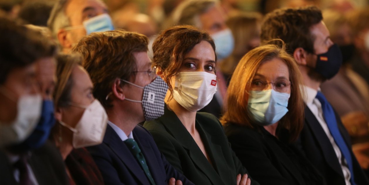 La tensió al PP creix: Ayuso fa la cobra a Casado davant Rajoy