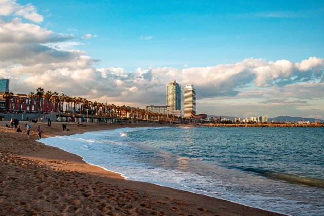 Barcelona platja somorrostro chan lee unsplash
