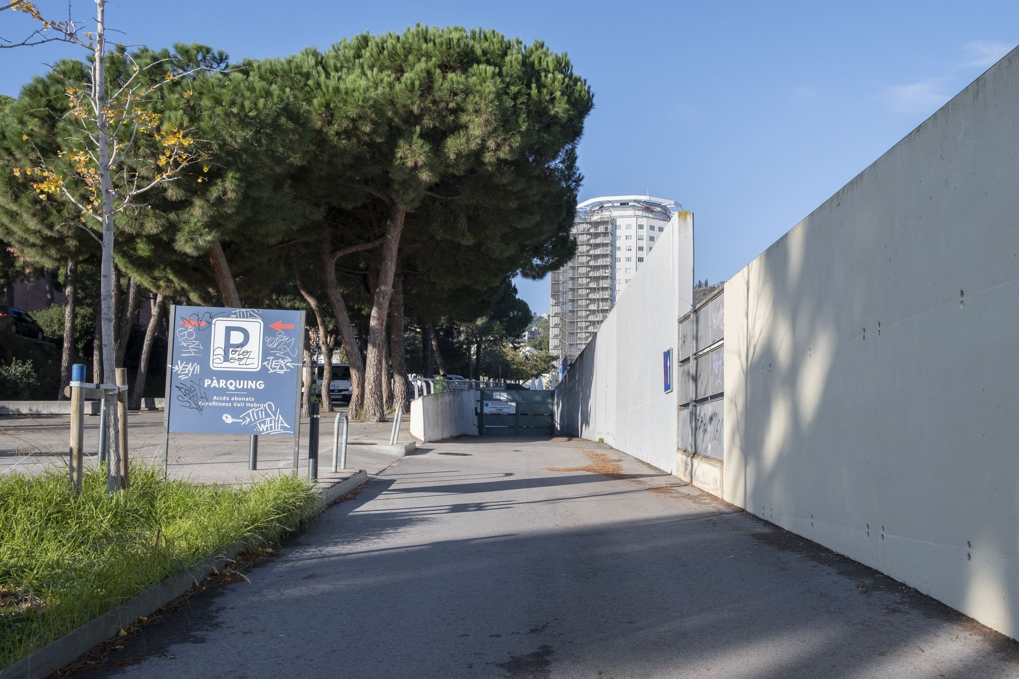 Horta-Guinardó privatiza una zona verde como aparcamiento de un club deportivo