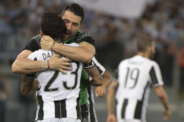 Buffon Alves Juventus EFE