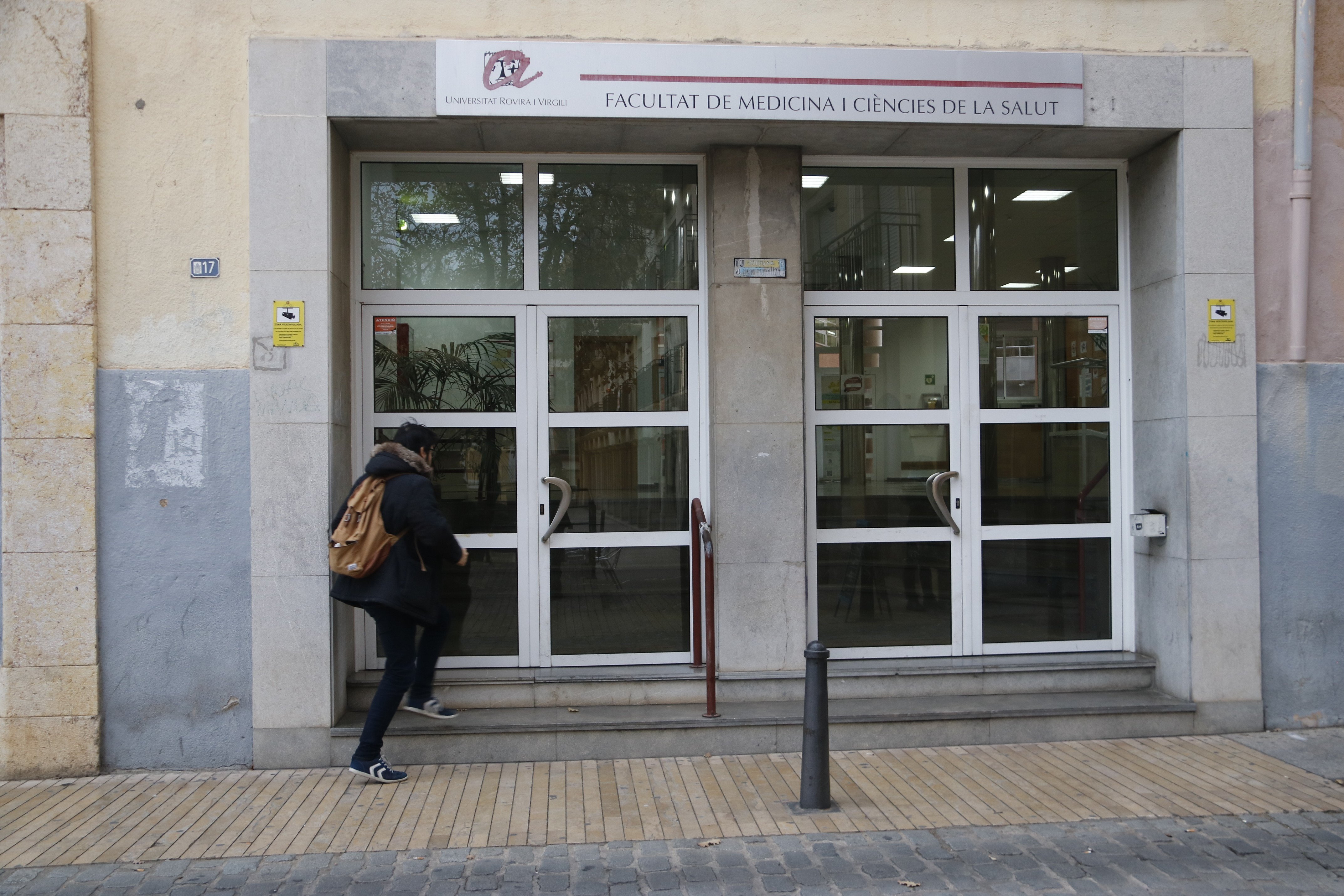 Brot a Medicina de la URV després d'una festa universitària: classes suspeses