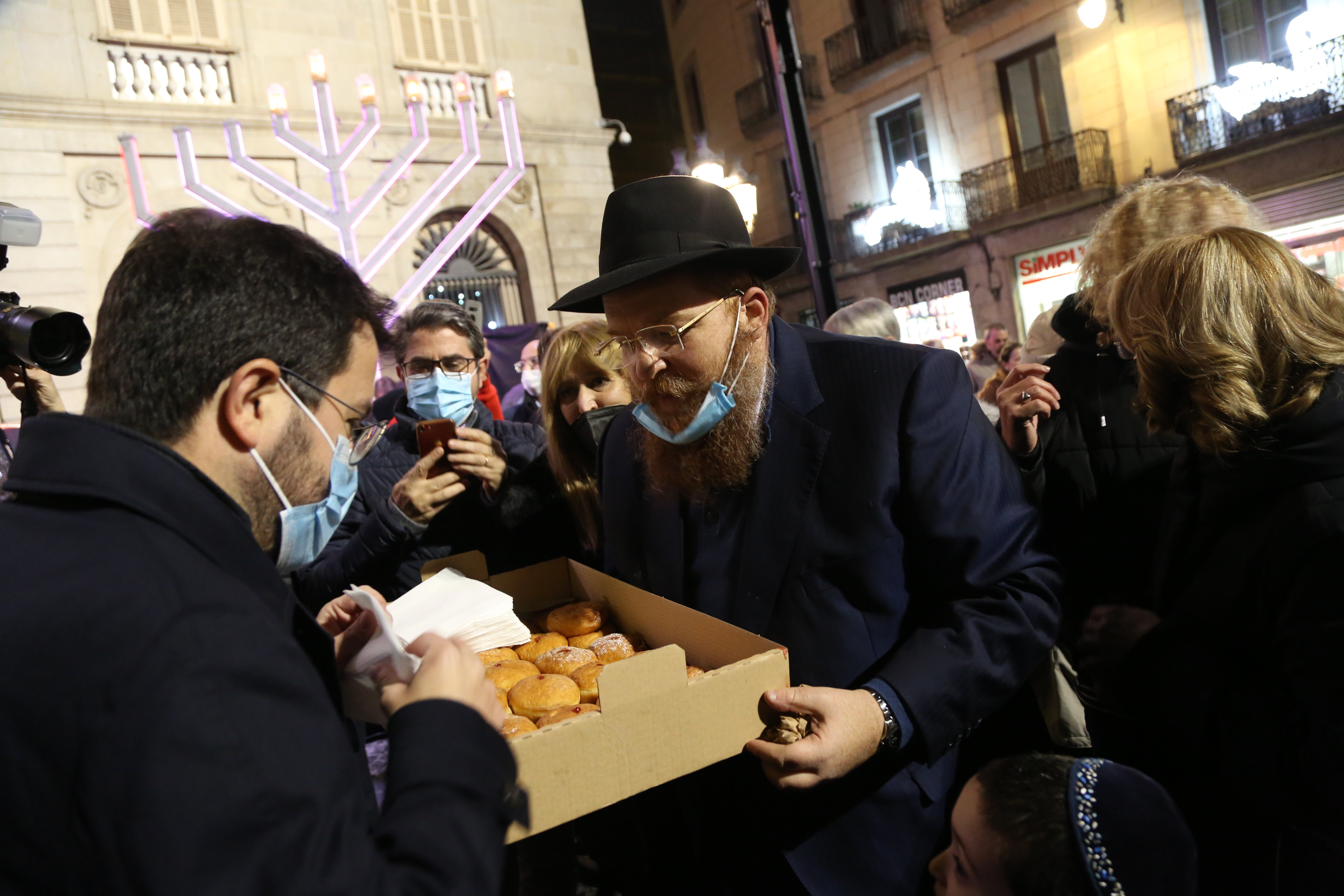 Encenen la Hanucà jueva a la plaça Sant Jaume, la festa de les llums