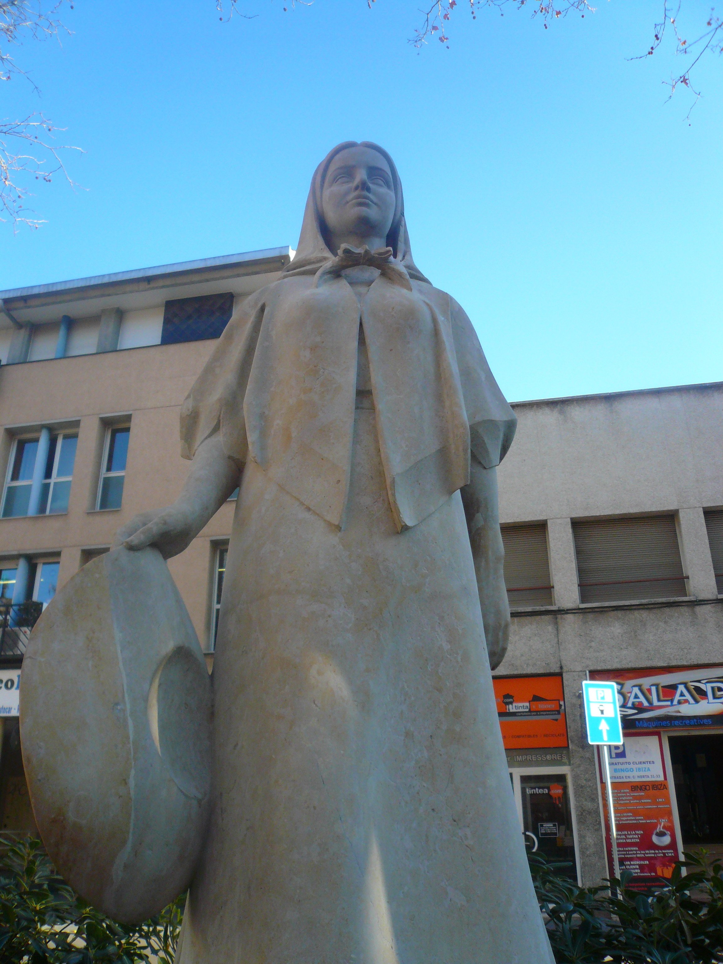 ¿Error o gamberrada? Cuelgan un cartel municipal de una estatua popular en Horta