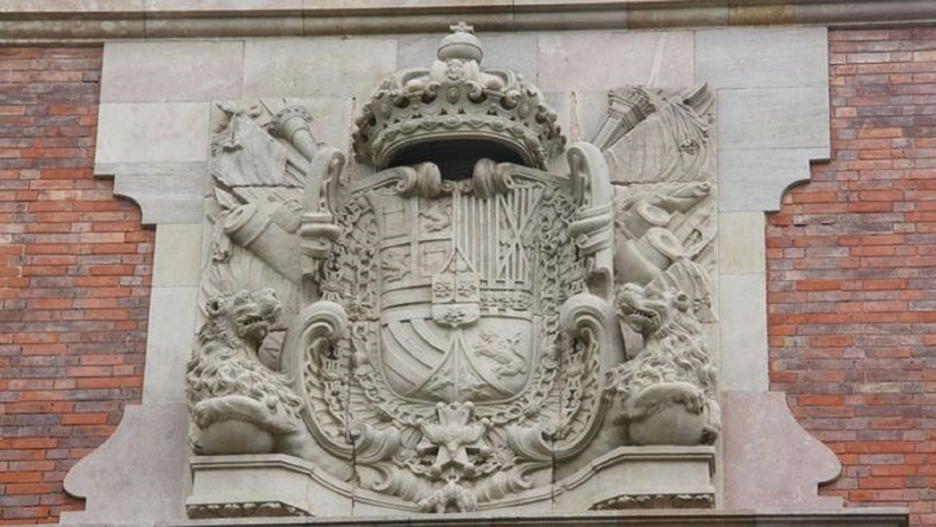 ¿Es verdad que han destrozado el escudo de Felipe V de la fachada del Parlament?