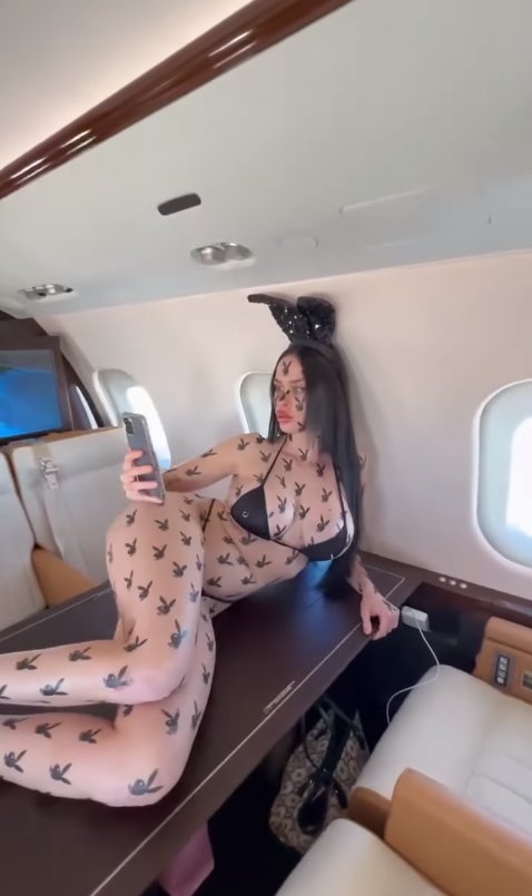 María Forqué en avión Playboy @playboy