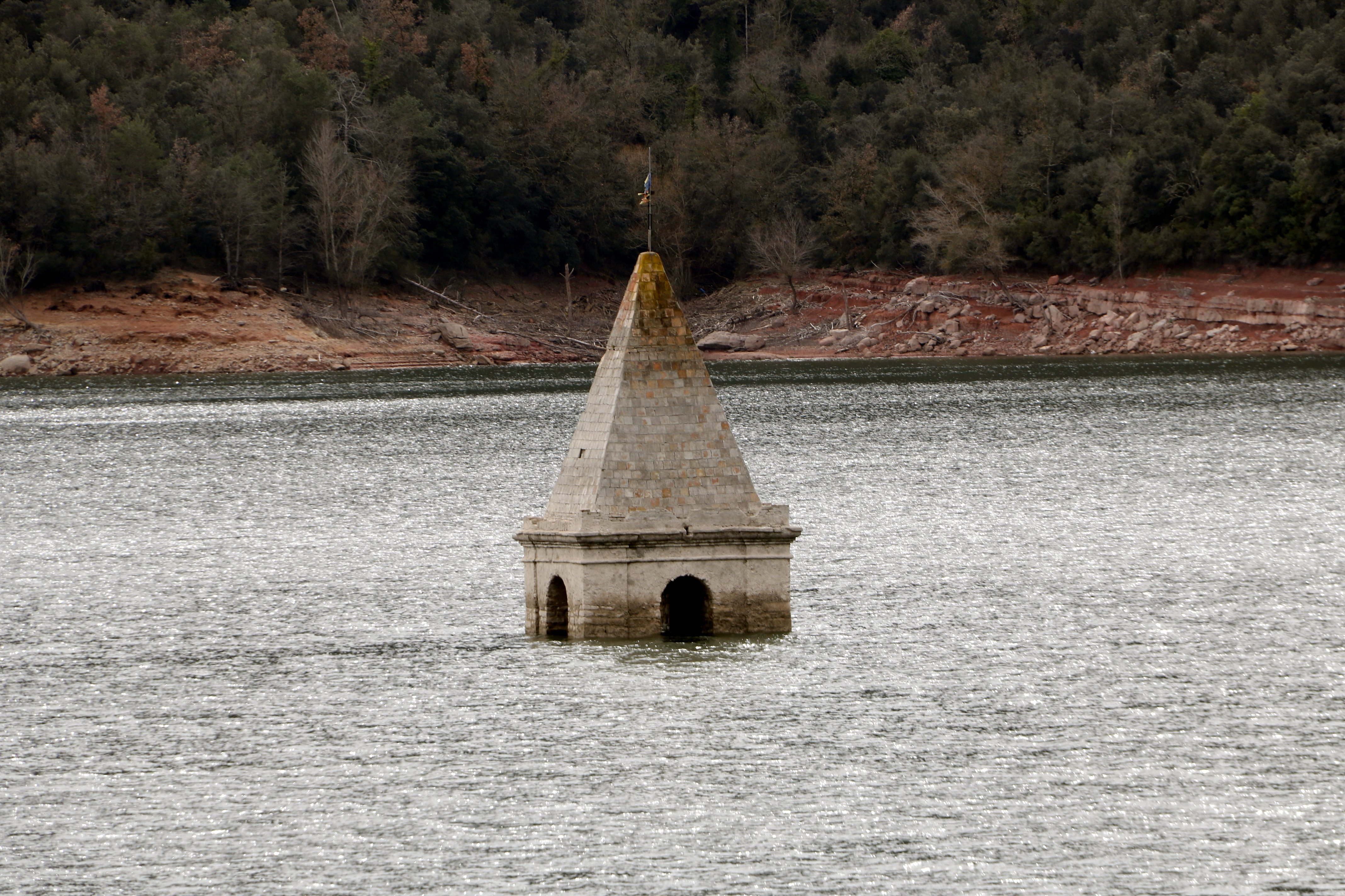 ¿Por qué no cae el campanario del pantano de Sau?