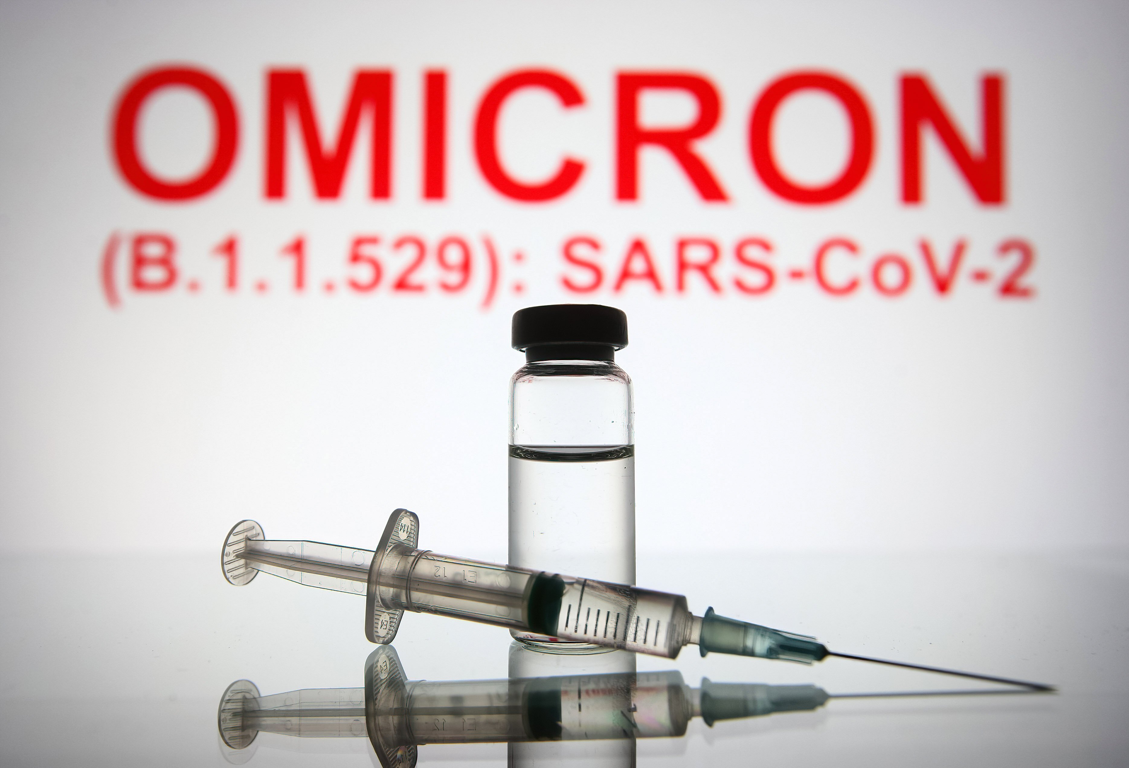 El Regne Unit aprova per primer cop una vacuna covid efectiva contra la variant òmicron