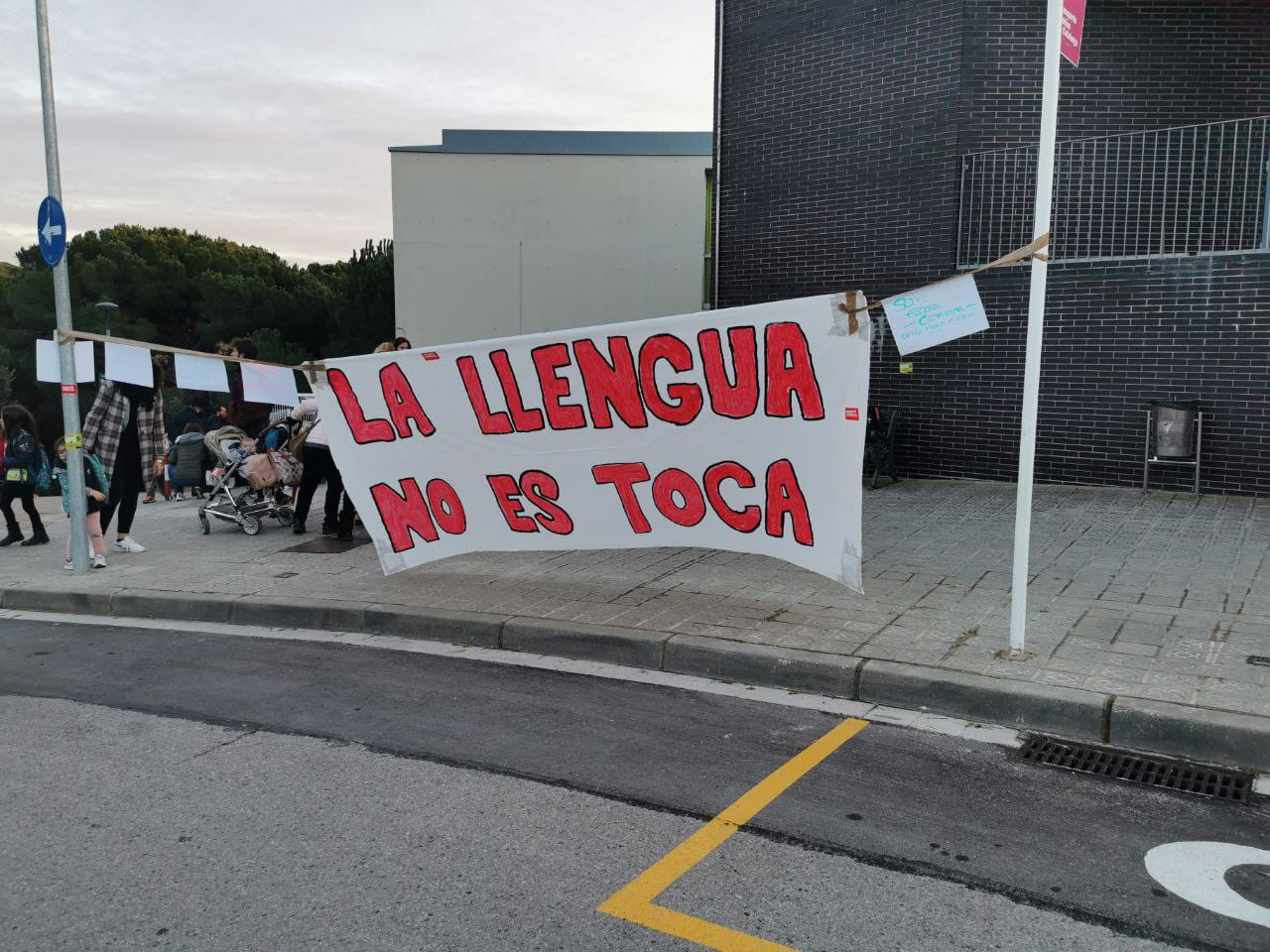 Pares d'una escola de Canet recullen firmes contra el 25% de classes en castellà