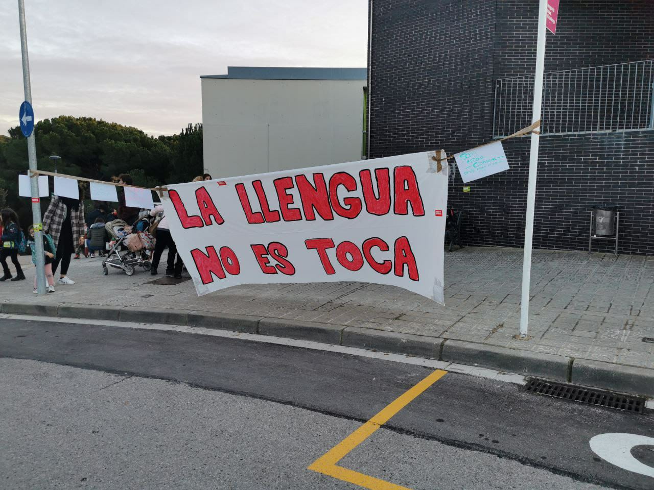 Padres de una escuela de Canet recogen firmas contra el 25% de clases en castellano