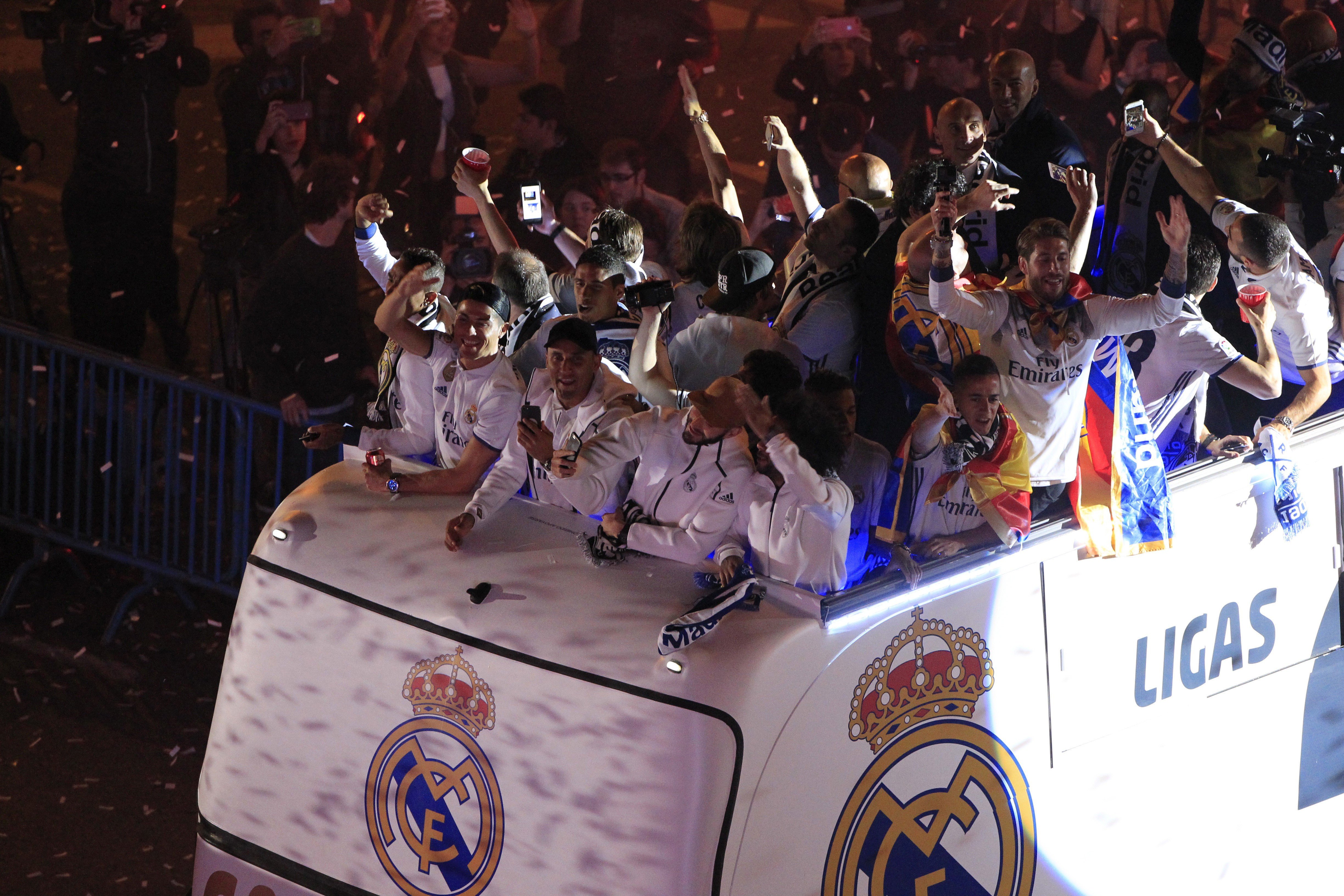 Els jugadors del Madrid celebrant la Lliga: "Piqué, cabrón, saluda al campeón"