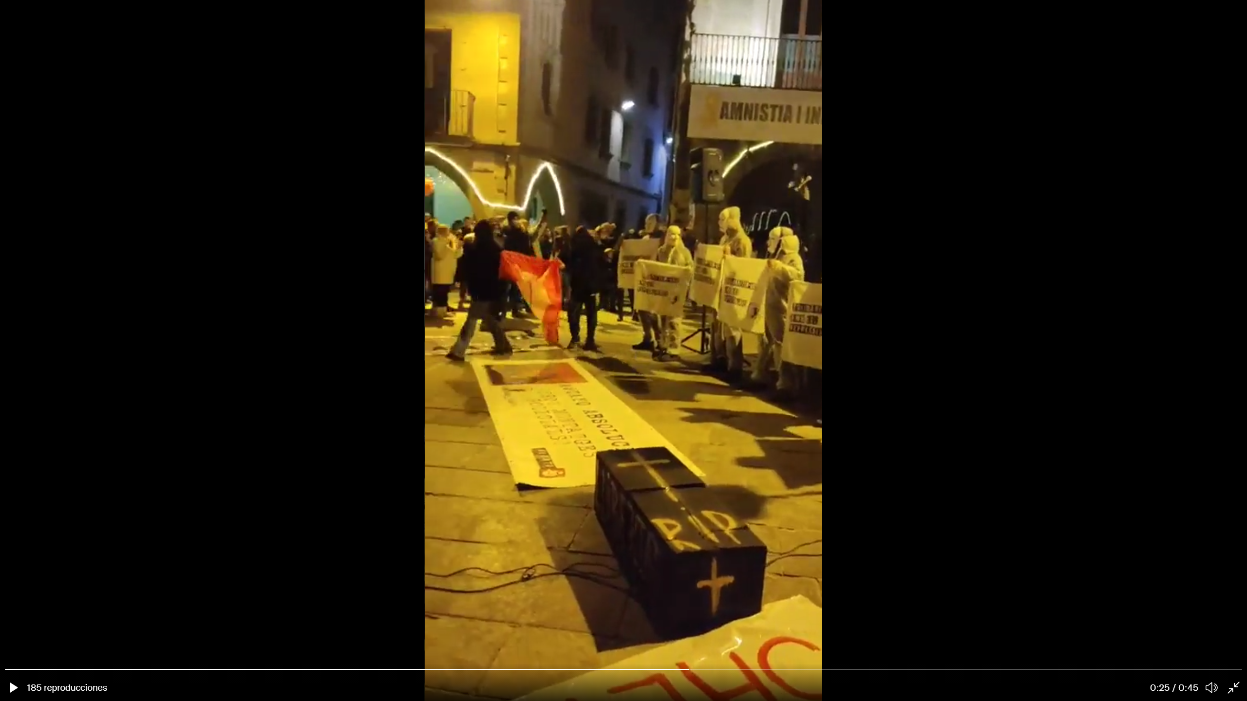 Arrenquen i cremen la bandera espanyola de l'Ajuntament de Vic