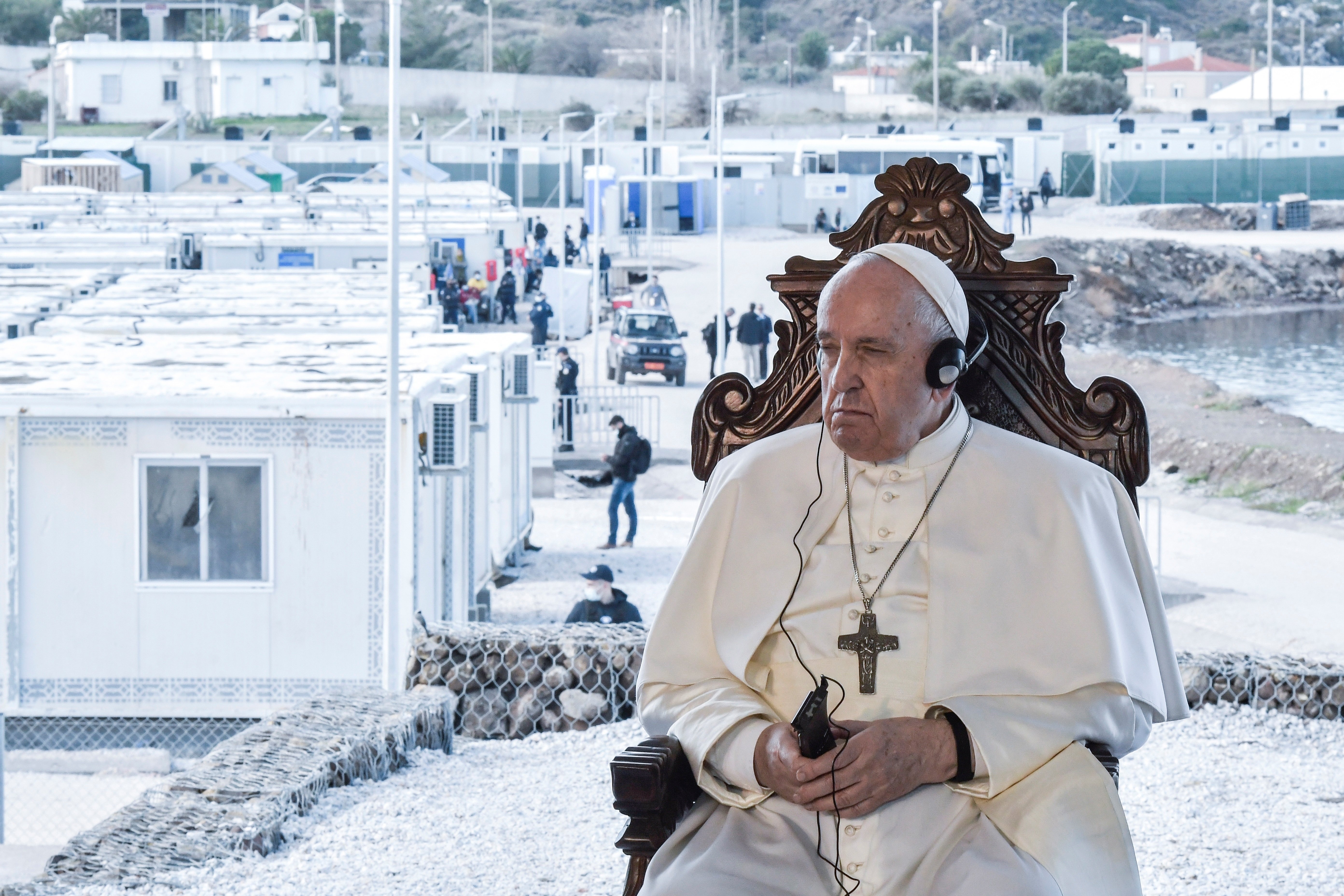 El Papa torna Lesbos i critica Europa per oblidar-se dels refugiats