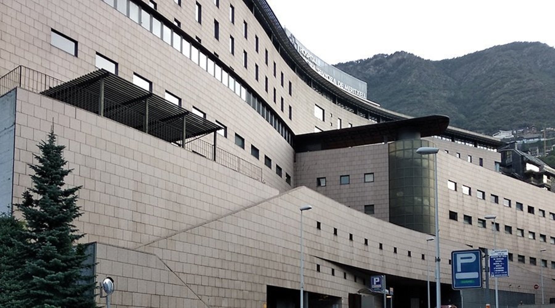 Un brot de covid entre sanitaris d'Andorra obliga a ajornar les operacions