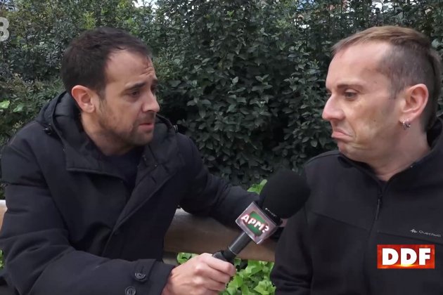 Joel Díaz con profesor primaria TV3