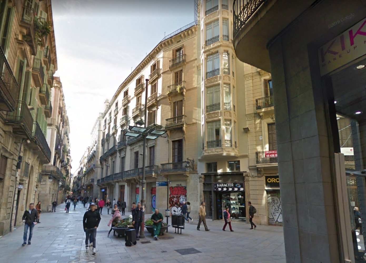 Barcelona atiende una petición vecinal: más asientos en las plazas del Gòtic