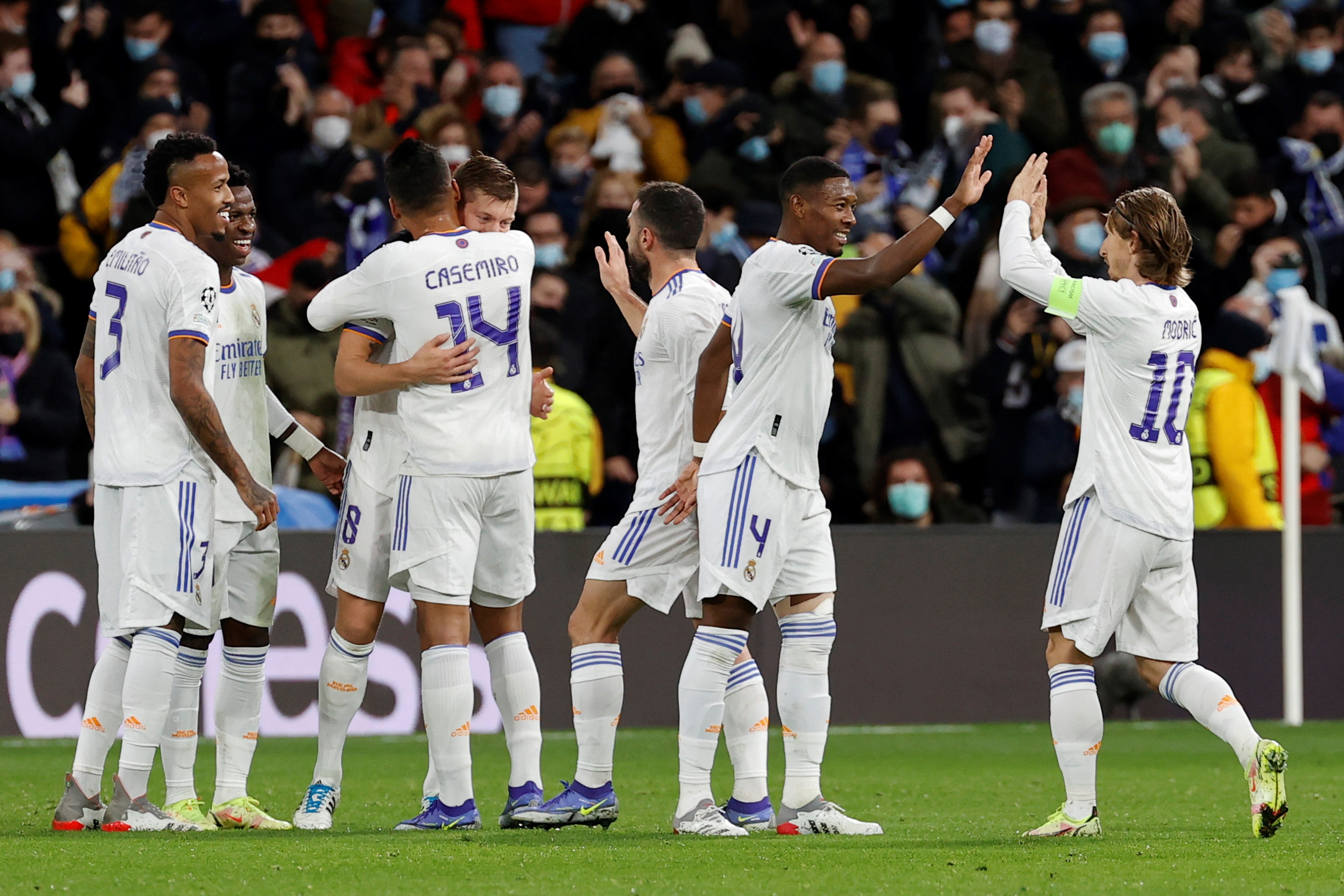 El Madrid acaba líder y el Atlético sobrevive a la locura para pasar ronda en Champions