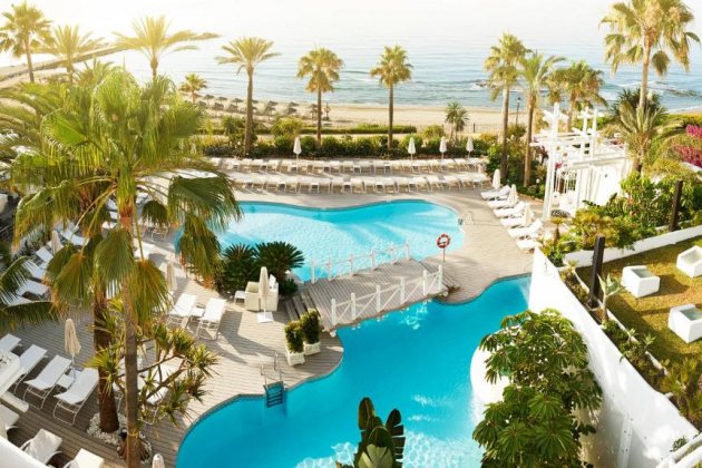 Piscinas hotel puente romano