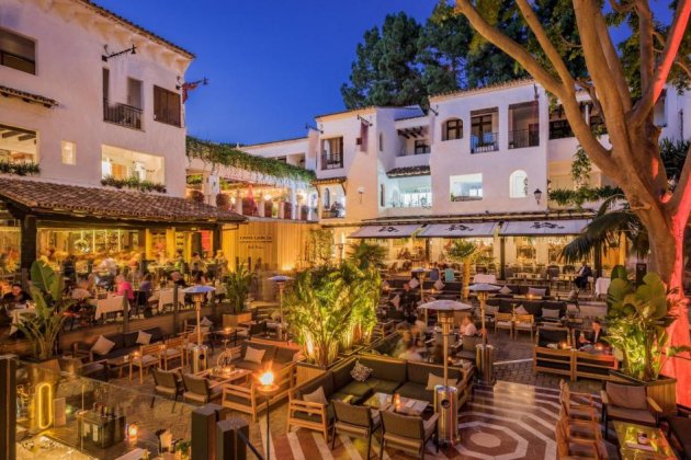 Beach club puente romano 