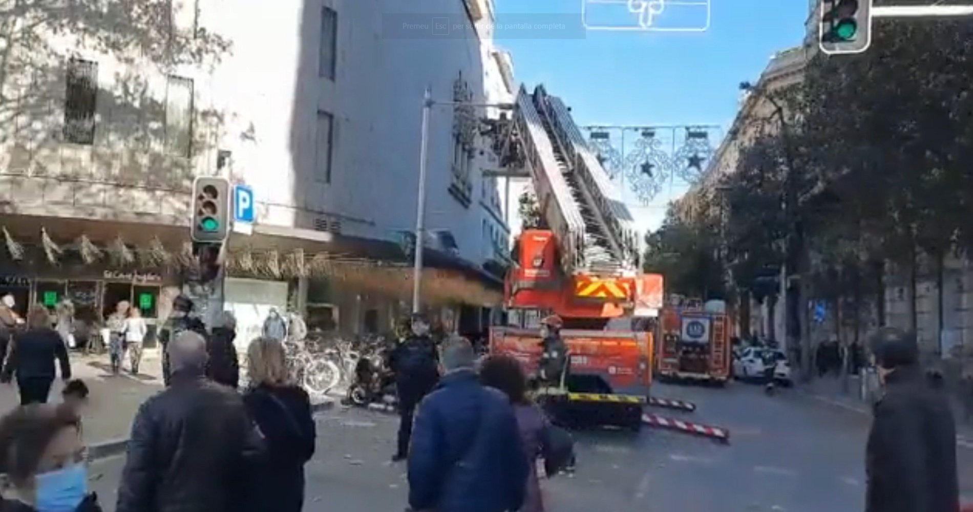 El fort vent fa caure elements de la façana d’El Corte Inglés