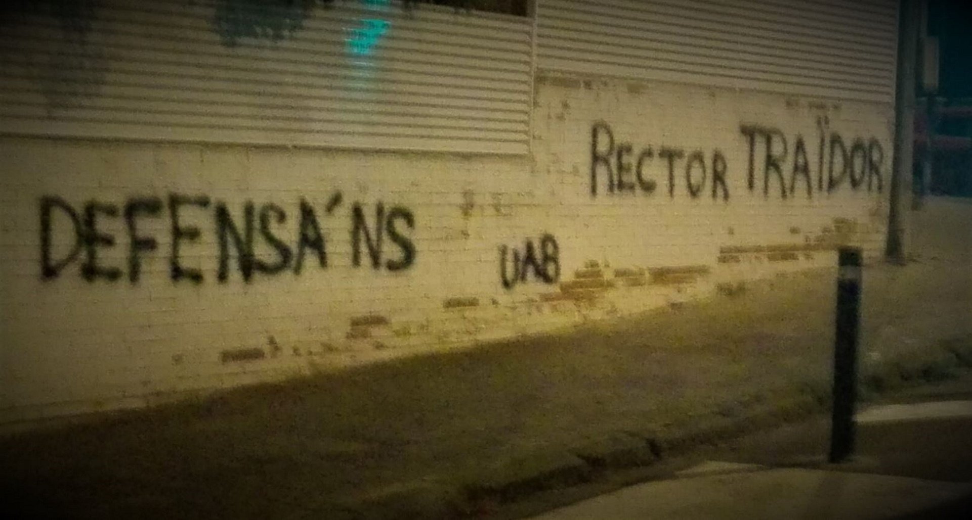 Un grup independentista reivindica pintades a la casa del rector de la UAB