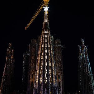  torre maria mare de deu sagrada familia encesa estrella estel - pau de la calle