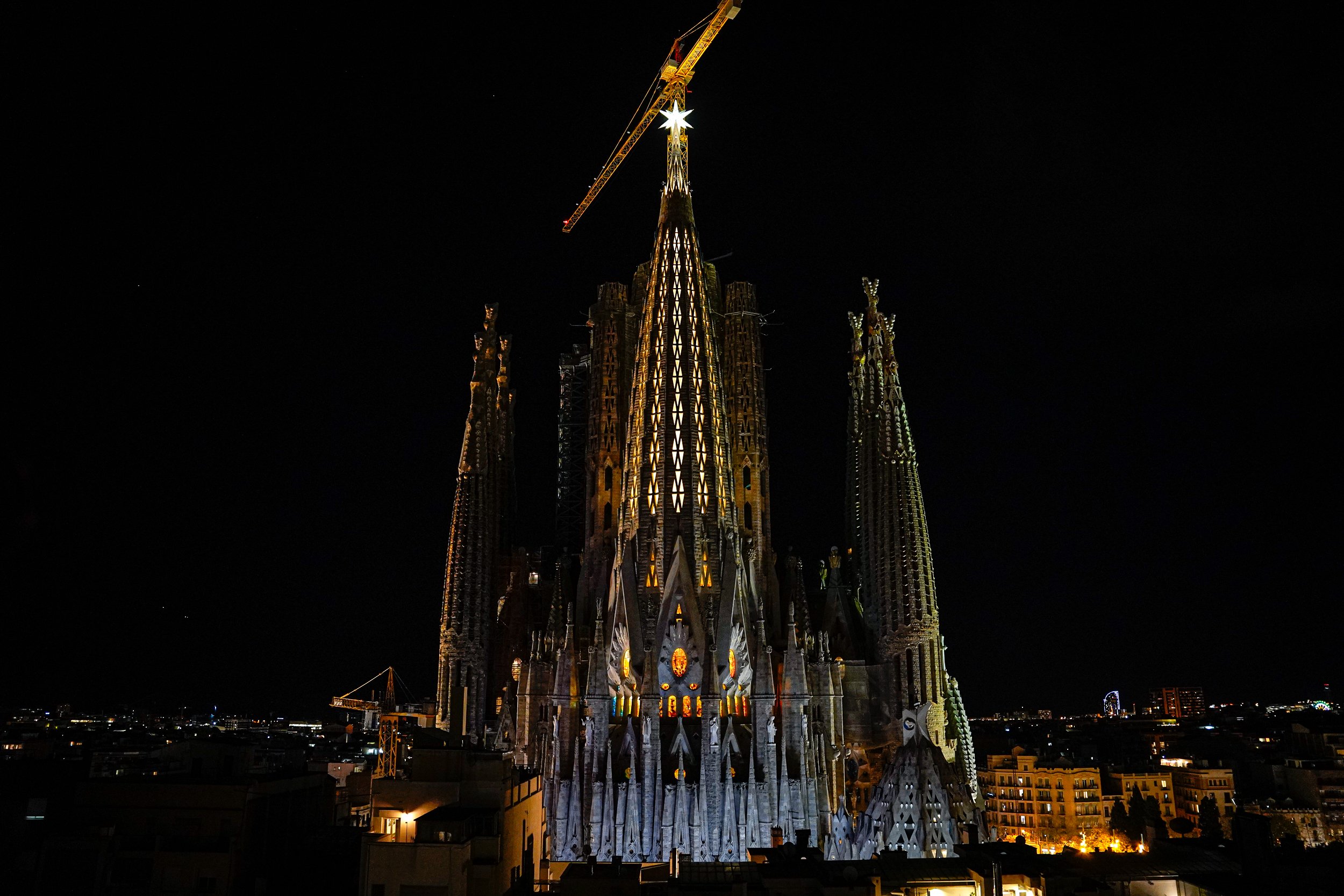 La nova torre de la Sagrada Família ja està il·luminada: "És impressionant"