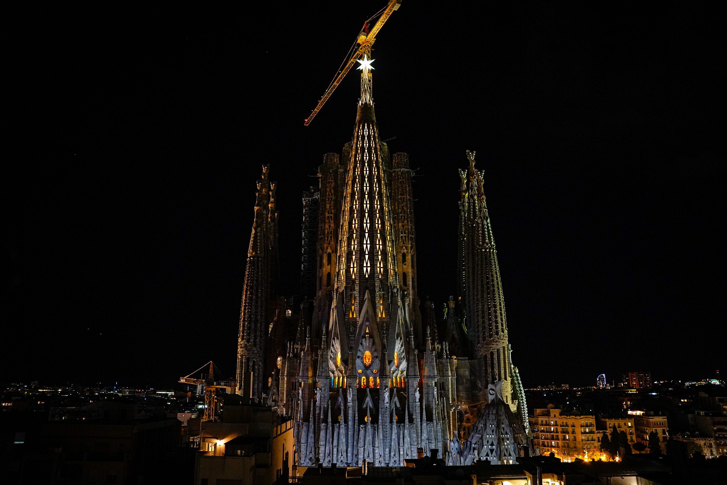 La nueva torre de la Sagrada Familia ya está iluminada: "Es impresionante"