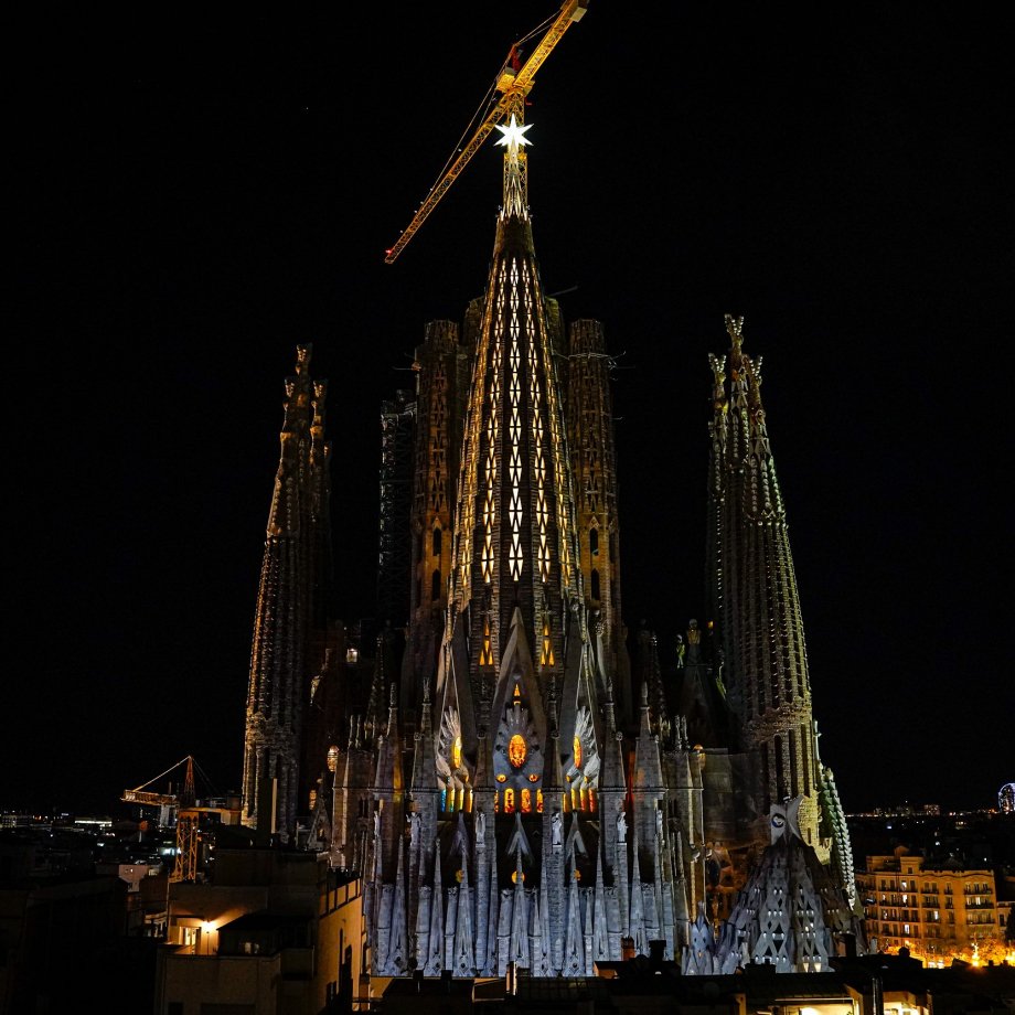 torre maria mare de deu sagrada familia encesa estrella estel - pau de la calle