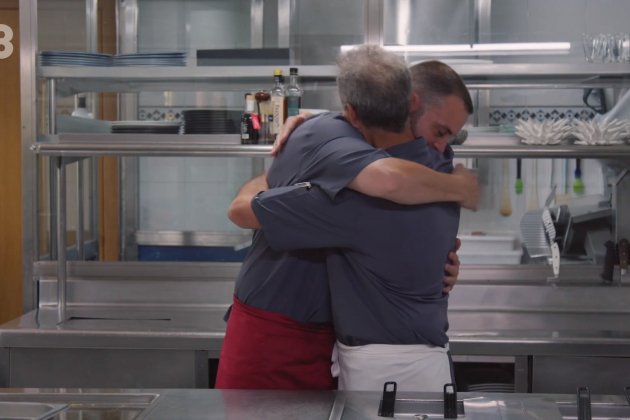 Héctor Rodríguez abraza a su padre Carballeira Joc de Cartes TV3