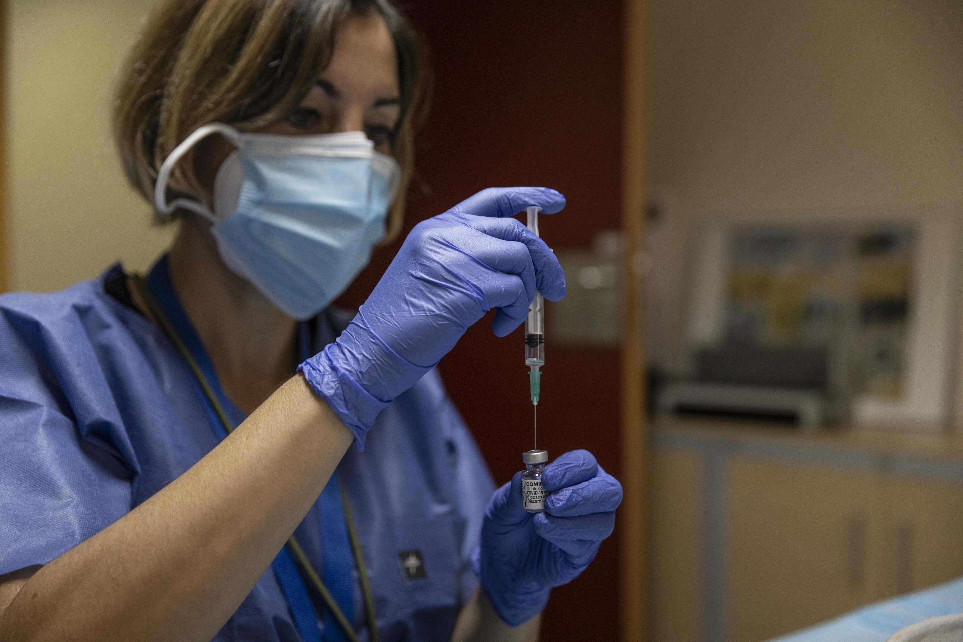 Mayores de 50 años y vacunados con AstraZeneca: los próximos en recibir la tercera dosis