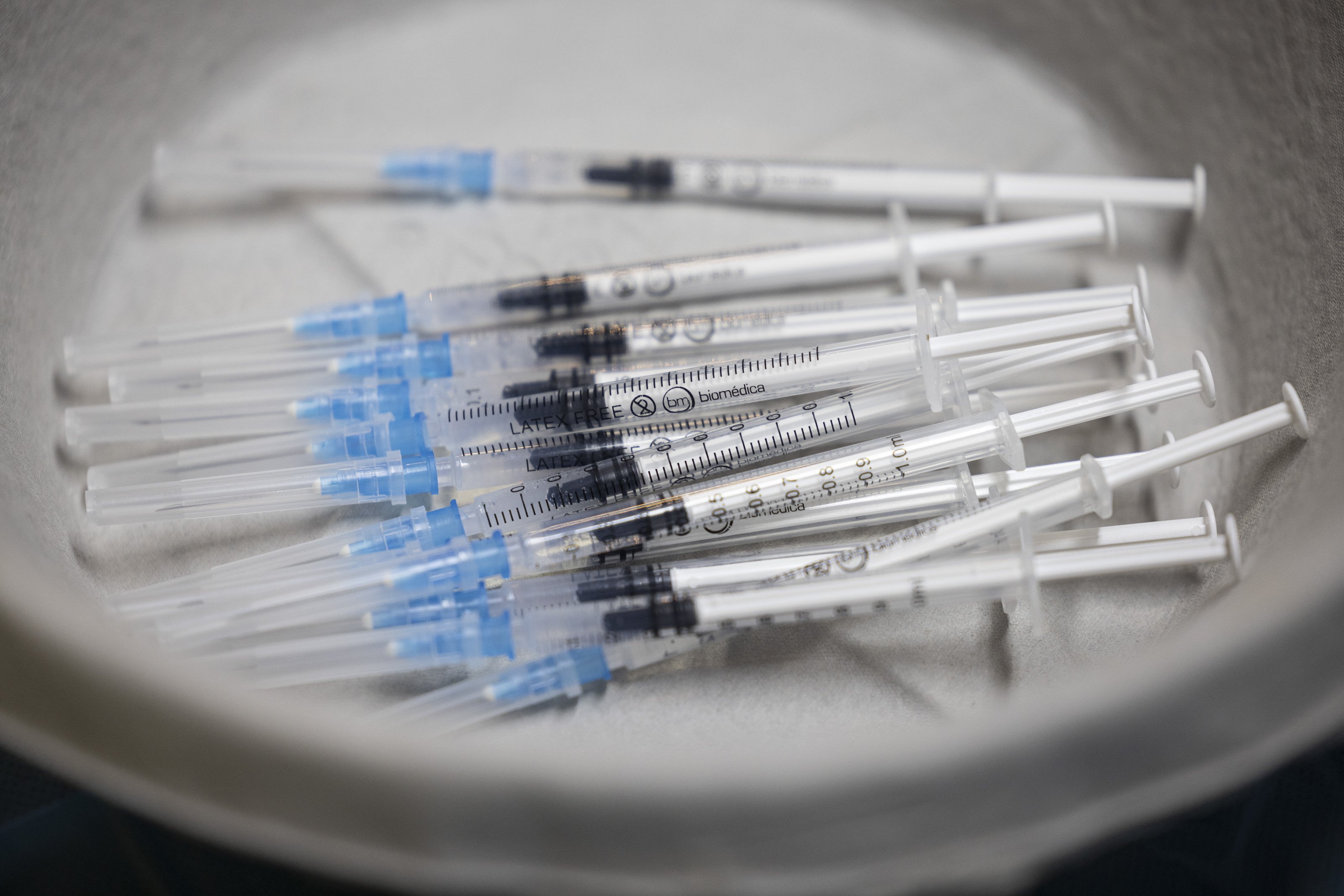 L'OMS adverteix que cal vacunar el 70% de la població mundial ràpidament